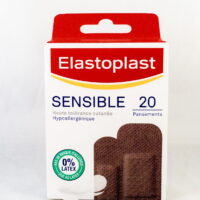 Elastoplast Sensitive Skin Bandages 20 Strips - Color Brown Wound Protection for Darker Skin Tones Minor Cuts and Scrapes Latex Free