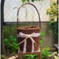 Giỏ Mây Tre Đan Tròn Màu Nâu Kèm Ren Và Nơ